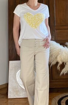 Tee-shirt coeur jaune