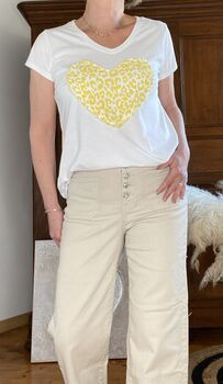 Tee-shirt coeur jaune