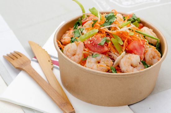 Salade thaï de gambas sautées aux herbes fraîches
