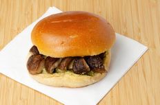 Bun's épinards, crème de féta & œufs brouillés
