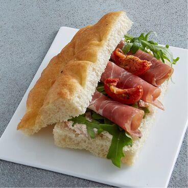 Focaccia Pastrami, oignons caramélisées & sauce tartare