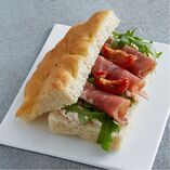 Focaccia Pastrami, oignons caramélisées & sauce tartare