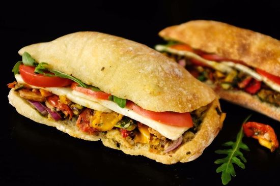 Pain pavé Légumes grillés, sauce pesto maison & mozzarella