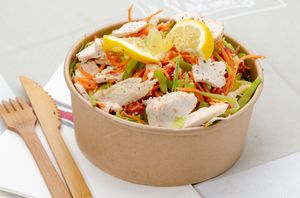 Salade thaï de poulet grillé aux herbes fraîches