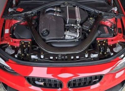 COUVRE MOTEUR EN CARBONE BMW M3 F80 OU M4 F82 (2014/2019)