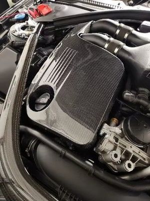 COUVRE MOTEUR EN CARBONE BMW M3 F80 OU M4 F82 (2014/2019)