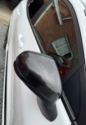 COQUES DE RETROS PIANO BLACK OU CARBONE LOOK FORD FIESTA MK8 (2017+) (REMPLACEMENT) FORD MUMA SUV (2019/2024) (REMPLACEMENT)