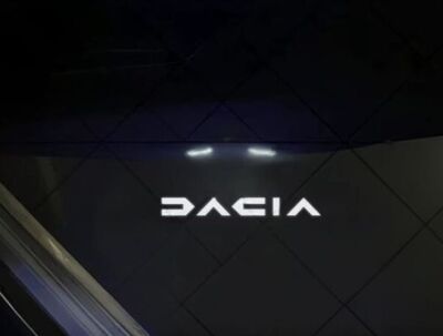 ECLAIRAGE WELCOME LIGHT siglé GAMME DACIA