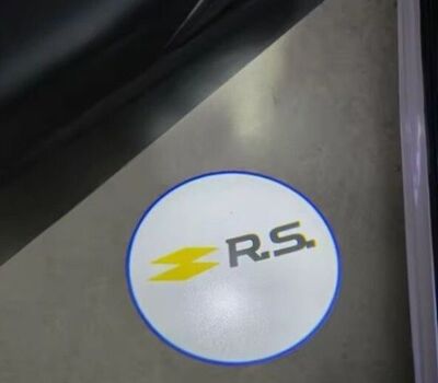 ECLAIRAGE WELCOME LIGHT siglé GAMME RENAULT RS