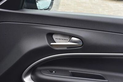 ENJOLIVEURS DE GACHES DE PORTES INTERIEURES JEEP AVENGER (2023+)