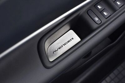 ENJOLIVEURS DE COMMANDES DE LEVE VITRES JEEP AVENGER (2023+)