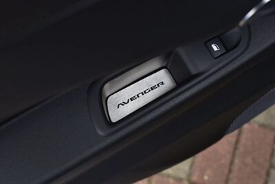 ENJOLIVEURS DE COMMANDES DE LEVE VITRES JEEP AVENGER (2023+)