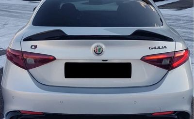 BECQUET DE COFFRE CARBONE SATINE NOIR MAT ALFA GIULIA (2016+)