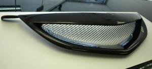 CALANDRE SANS SIGLE EN CARBONE MAZDA 3 BERLINE OU HATCHBACK (2004/2006)