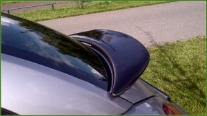 BECQUET DE COFFRE CARBONE VW NEW BEETLE AVEC FEU STOP (1998/2010)