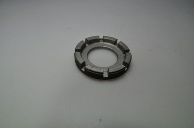 ecrou crénelé, fileté de pompe à eau