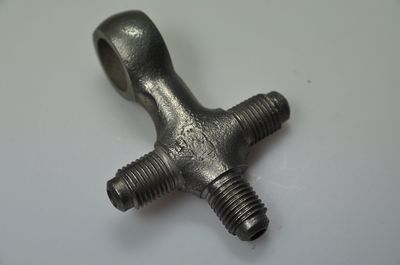 3-voice master cylinder outlet connection until April 1952