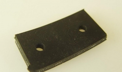 caoutchouc entre patte d'attache de tuyauterie de frein