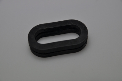 caoutchouc passage de tuyau d'essence dans joue d'aile