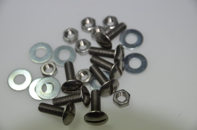 vis de fixat. de tôle d'habillage arrière de malle (le kit de 1 vis avec rondelles et écrou)