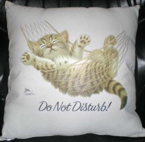 Coussin Motif Chat Hamac Do Not Disturb 2415 Beige Ecru Coussin Motif Chat Hamac Do Not Disturb 2415 Beige Ecru