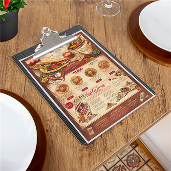 Planche porte menu noir A4 en MDF avec pince - pack de 12 unités