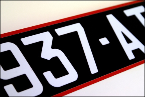 Plaque Auto Noire Format 45 5x10 Cm Avec Caracteres Blancs Et Lisere Rouge