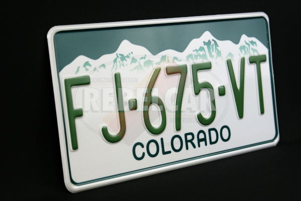 PLAQUE D'IMMATRICULATION US EMBOUTIE COLORADO MONTAGNES BLANCHES ET GRISES SUR FOND VERT, TEXTE COLORADO VERT, BORDURE BLANCHE, FORMAT 300X150 MM / 12X6"