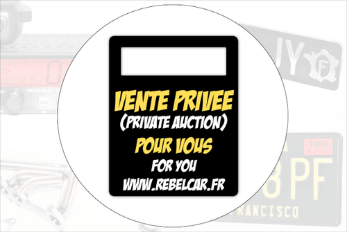 PLAQUE D'IMMATRICULATION ITALIENNE EMBOUTIE BLANCHE REFLECTORISÉE ALUMINIUM AVEC LOGO UE I A GAUCHE ET LOGO BLEU AVEC CERCLE ORANGE A DROITE, BORDURE NOIRE, FORMAT 360X110 MM + personnalisation RN blanche et 26 Jaune