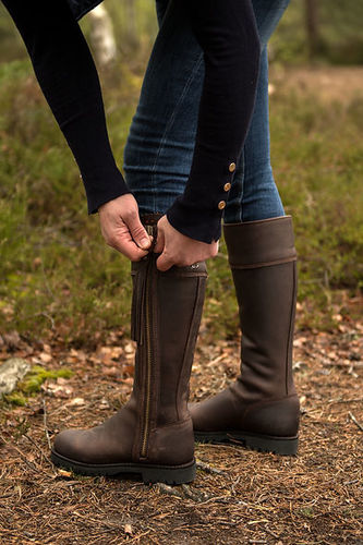 Victoria ebony leather boots