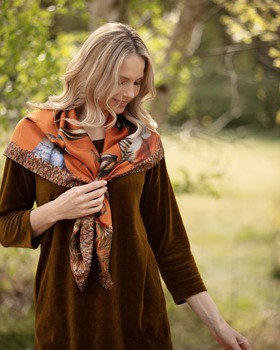 Carré large head of the game burnt orange