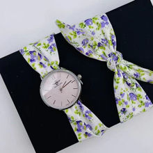 Montre analogique argent et foulard à fleurs printanières