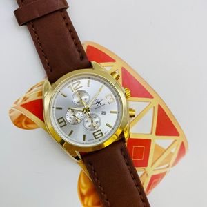 Montre ronde chronographe en métal doré sur bracelet marron