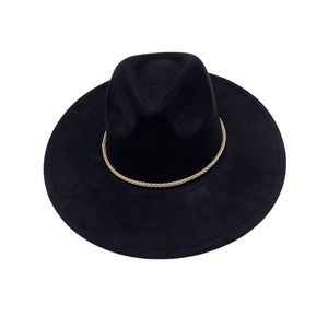 Chapeau en feutre noir paré d'une chaîne fine dorée