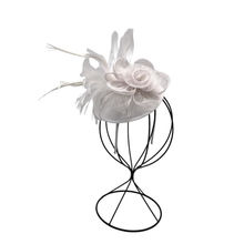 Serre-tête de cérémonie à fleur ornement de plumes coloris au choix