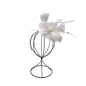 Serre-tête de cérémonie à fleur ornement de plumes coloris au choix