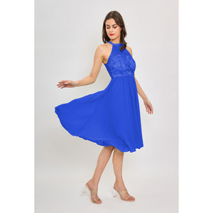 Robe évasée col ras du cou à dentelle fleurie sur corsage