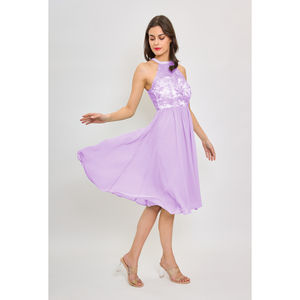 Robe évasée col ras du cou à dentelle fleurie sur corsage