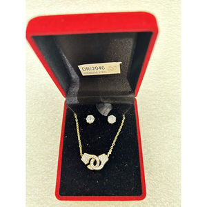 Collier en Acier inoxydable de 2 menottes entrelaçée + boucles d'oreilles puces