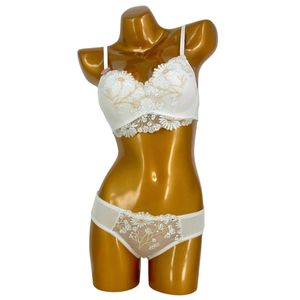 Ensemble soutien-gorge et culotte Lili & Zoe en broderie à motifs floraux