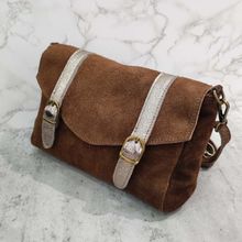 Besace croûte de cuir daim fermeture par rabat aimanté