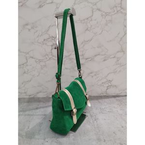 Besace croûte de cuir daim fermeture par rabat aimanté