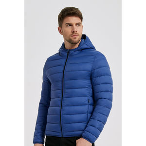 Doudoune courte à capuche dans un design matelassé