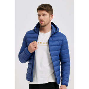 Doudoune courte à capuche dans un design matelassé