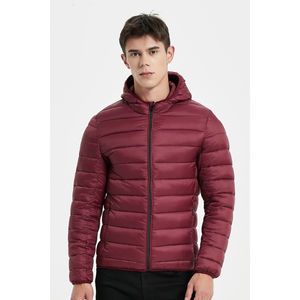 Doudoune courte à capuche dans un design matelassé