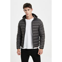 Doudoune courte à capuche dans un design matelassé