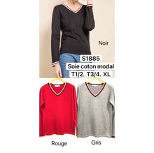 Pull confortable à col en V avec des rayures tricolore en soie, coton et modal