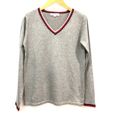 Pull confortable à col en V avec des rayures tricolore en soie, coton et modal