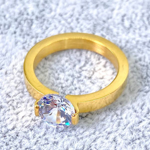 Bague solitaire en acier doré avec grosse pierre brillante - 12 pièces
