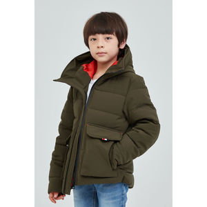 Parka enfant  mi-longue à la coupe droite avec capuche